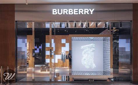 burberry magic mirrors|BURBERRY INTERACTIVE ARTISTIC WINDOW DISPLAY.